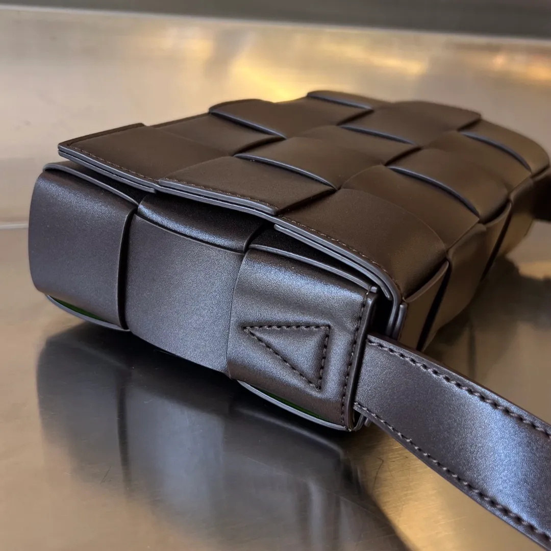 Batch 1520 B Home 708768 New version of CASSETTE two-color design with silver buckle hardware triangle buckle. It is really amazing. The two-color urban leather (Urban leather) leather is stiff and fashionable. The lining of the bag is made of suede leather technology to form a style contrast with the outside. There is no collision, classic weaving, low-key luxury, but there are surprises inside. Simple and easy to match, suitable for any outfit. The same size for men and women. size：23x15x5
